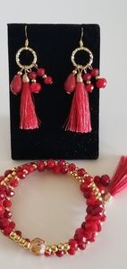 Bead coal stretch bracelet w/ matching earrings.